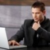 8747346-mlody-biznesmen-przystojny-przy-uzyciu-komputera-przenosnego-w-eleganckim-pakietu-office.jpg